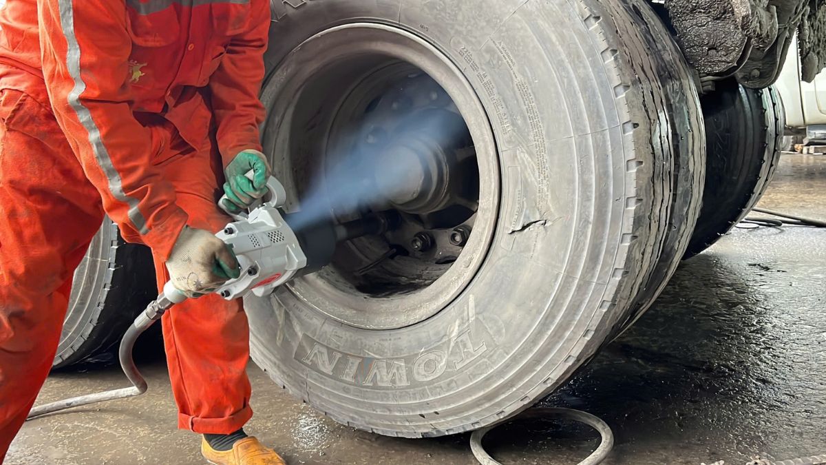 Súng siết bu lông khí nén 4300 Nm, đầu 1 inch E699-8