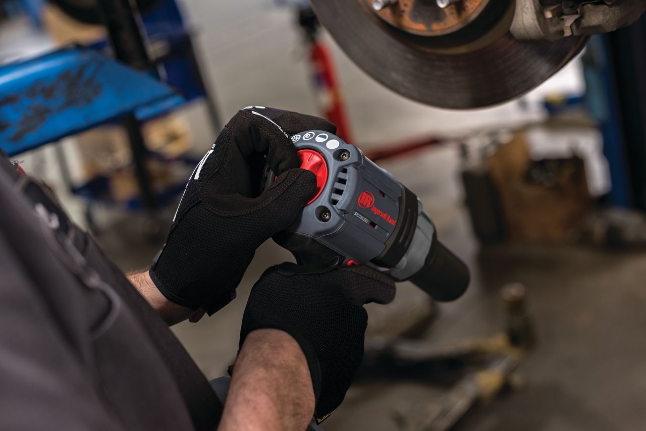 Ứng dụng của súng siết bulong dùng pin Ingersoll Rand W7152 2033 Nm