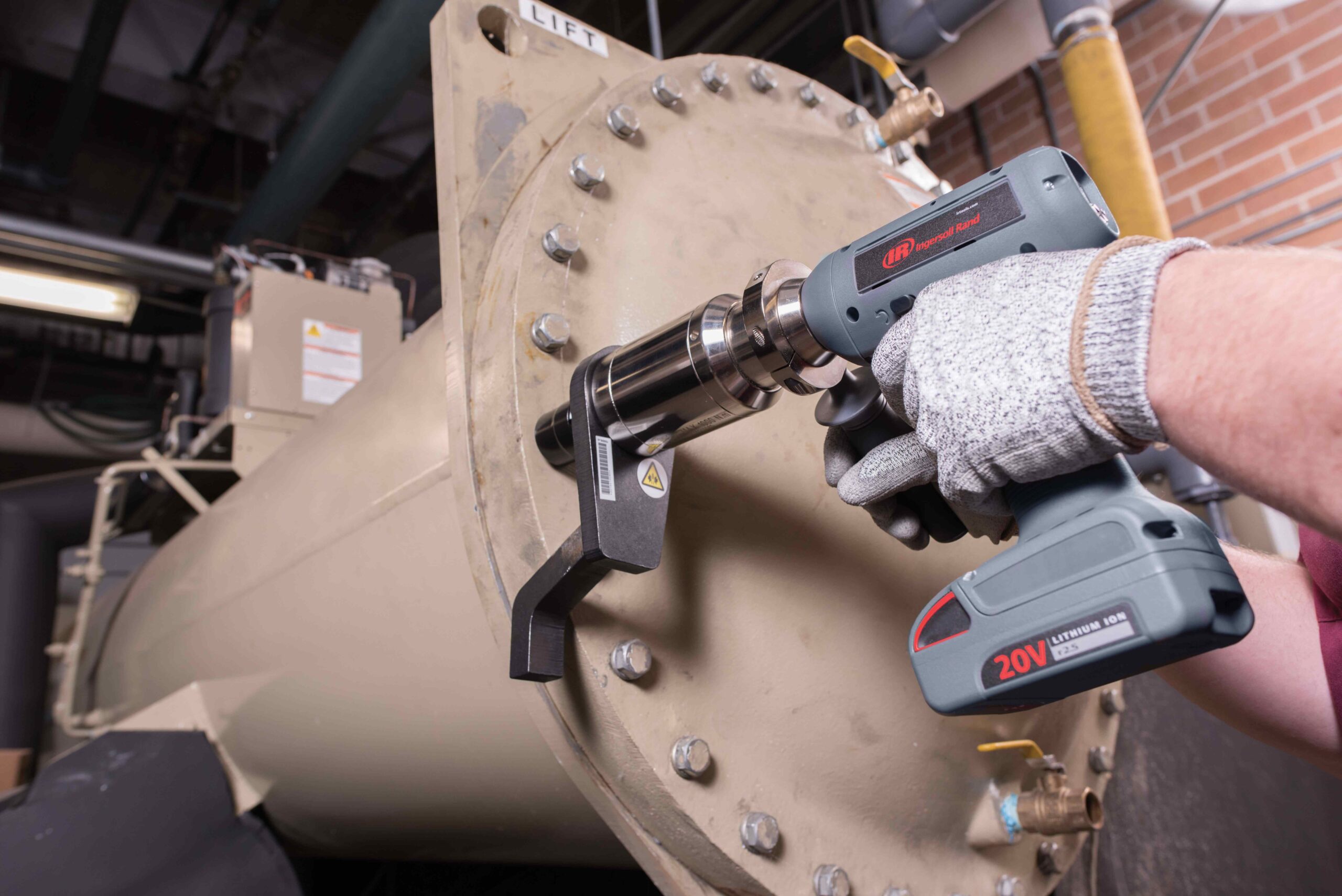 Sử dụng súng siết bu lông (Impact Wrench) để tháo ốc bị toét đầu